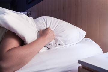 Frau wecken Bett