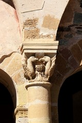 pilier sculpté, abbaye cistercienne de Conques en Aveyron