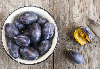 Plums in the bowl