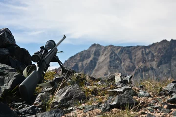 Stoff pro Meter Jagdgewehr mit Zielfernrohr, ein Zweibein bei der Jagd © okyela