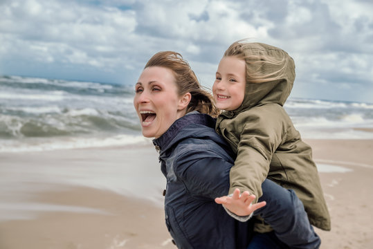 mutter mit kind im herbst wind