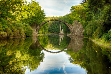 Fototapeta Romantyczny most Rakotzbrucke w Gablenz w Niemczech obraz