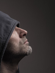 Männerportrait mit Hoodie, Seitenansicht © Andreas Berheide