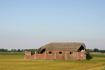 Fototapeta na wymiar Old barn on a field.