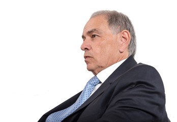 Gesicht im Provil  eines Mannes im Anzug 