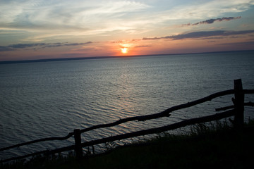 Fototapeta na wymiar The setting sun in the Volga River
