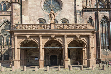 Seitliche Vorhalle am Münster von Freiburg im Breisgau, Deutschland