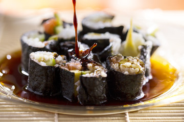 Sushi mit Sojasauce