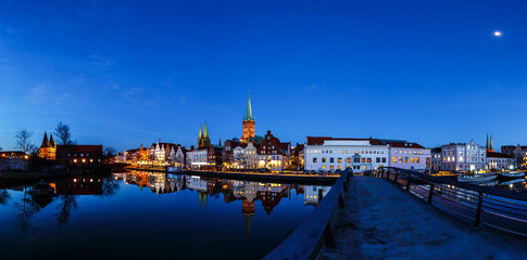 Fototapeta na wymiar Blaue Stunde mit der Historischen Altstadt.