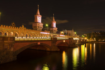 Oberbaumbrücke Berlin bei Nacht by Night