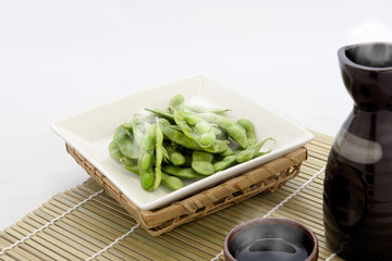 熱燗と湯がきたてのあつあつ枝豆