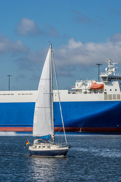 Segelschiff im Hafen von Travem&uuml;nde