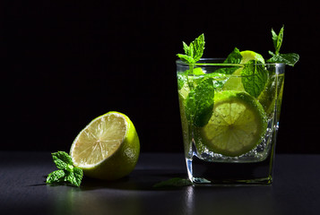  cocktail with lime and peppermint leaves