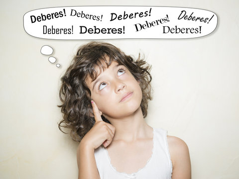 Ni&ntilde;a pensando en los deberes