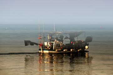 Fischerboot im Morgennebel