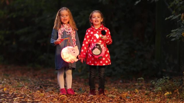 Kinder mit Laterne