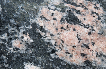 Granitsteine als Dekoration. Granitblock am Insel Rügen.