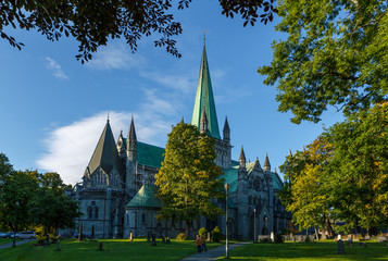 Der Nidaros-Dom in der Mitte der Stadt Trondheim