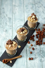 Dolce al cucchiaio cioccolato e nocciole