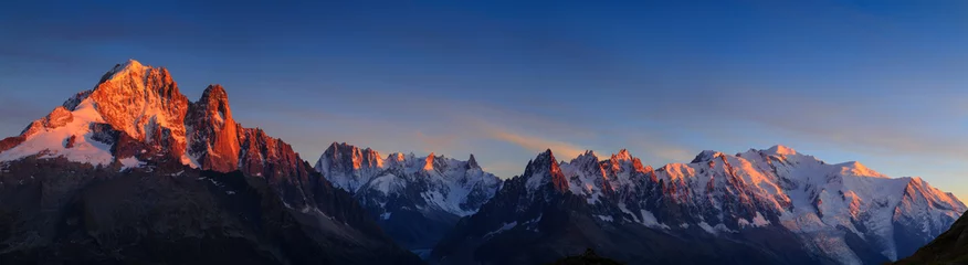  Panorama van de Alpen bij Chamonix, met Aiguille Verte, Les Drus, Auguille du Midi en Mont Blanc, tijdens zonsondergang. © sanderstock