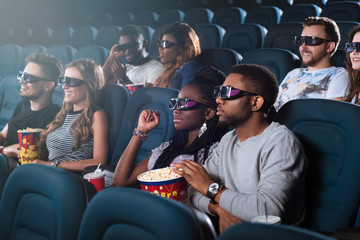 Obraz premium African couple at the cinema