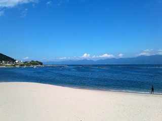 白い砂浜と穏やかな海