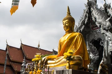 Foto op Plexiglas Buddha statue with silver temple © pongwit