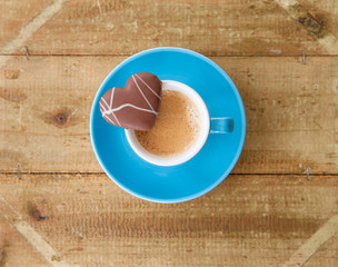 Kleine Tasse Kaffee mit Keks