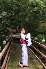 浴衣を着た女性