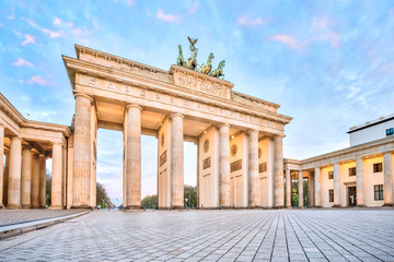 Fototapeta premium Brama Brandenburska z wschodem słońca w Berlinie, Niemcy