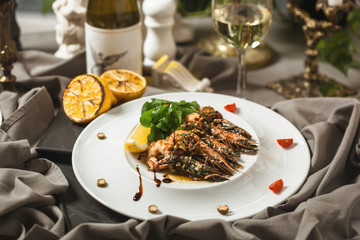 King prawns with salad and wine