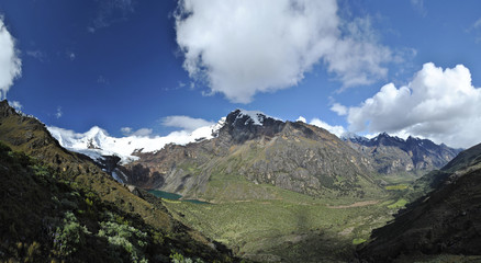 Obraz premium Stunning view from mountain pass Huapi into the valley, Peru