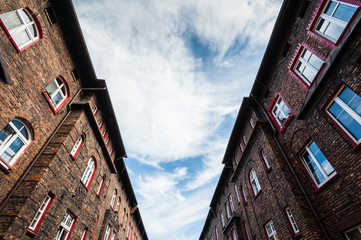 Nikiszowiec kamienice błękit nieba © BlackMediaHouse