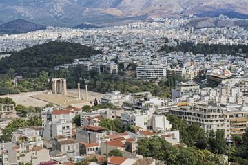 Fototapeta na wymiar Stadt Athen mit den Ruinen des Zeustempels (Olympieion), Griechenland