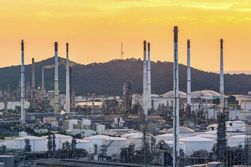 Fototapeta premium gas and oil tank in the Oil refinery industry