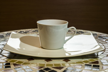 biała filiżanka na talerzyku, ceramika, White ceramic cup