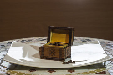 ziarna kawy w drewnianej skrzynce, kompozycja, coffee beans in a wooden box