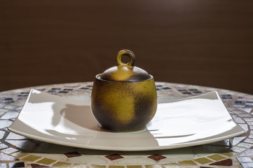 brązowa stylowa cukierniczka na białym talerzyku, retro ceramic sugar bowl