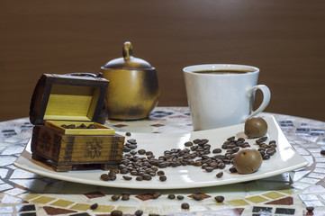kompozycja z filiżanką czarnej gorącej palonej kawy, Cup of black coffee and beans