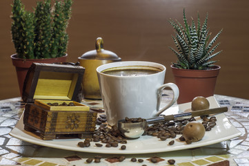 kompozycja z filiżanką czarnej gorącej palonej kawy, Cup of black coffee and beans