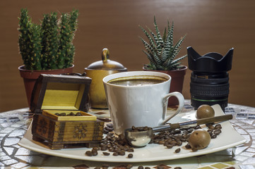 kompozycja filiżanki czarnej kawy ziaren obiektywu idetali, Cup of black coffee and beans