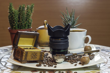 kompozycja filiżanki czarnej kawy ziaren obiektywu idetali, Cup of black coffee and beans © Krzysztof Matloch