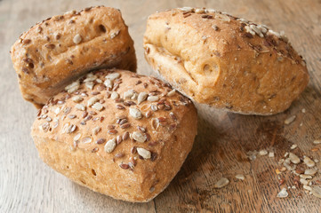 petits pains aux céréales sur table en vieux bois