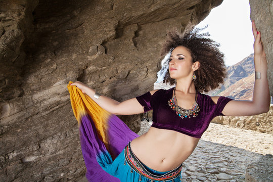 giovane donna danza con abito gitano