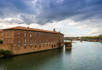Fototapeta premium L'Hôtel Dieu et le pont Vieux sur la Garonne à Toulouse en Occitanie, France