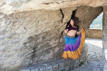 giovane donna danza con abito gitano