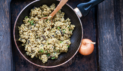 Risotto with brown rice, mushrooms and turmeric