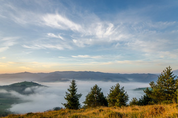 Fototapeta na wymiar Poranne mgły i wschód słońca w Pieninach .