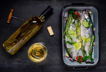 Photo sur Plexiglas Poisson Cuisson du poisson au vin blanc