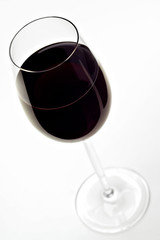 Vino rosso in calice di cristallo